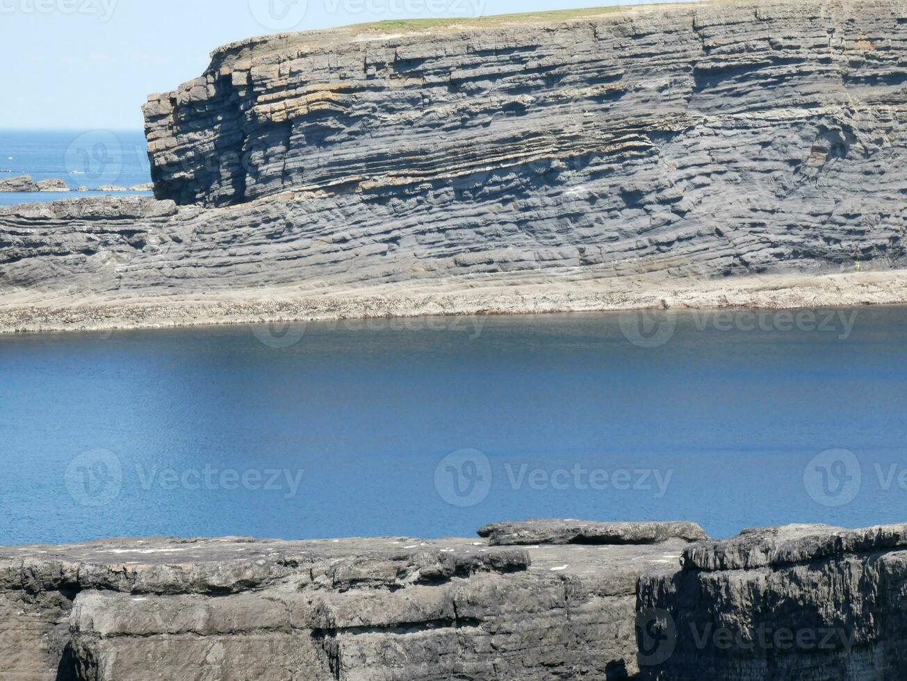 scogliere e atlantico oceano, nuvole, rocce e laguna, bellezza nel natura. vacanza viaggio rilassamento sfondo foto