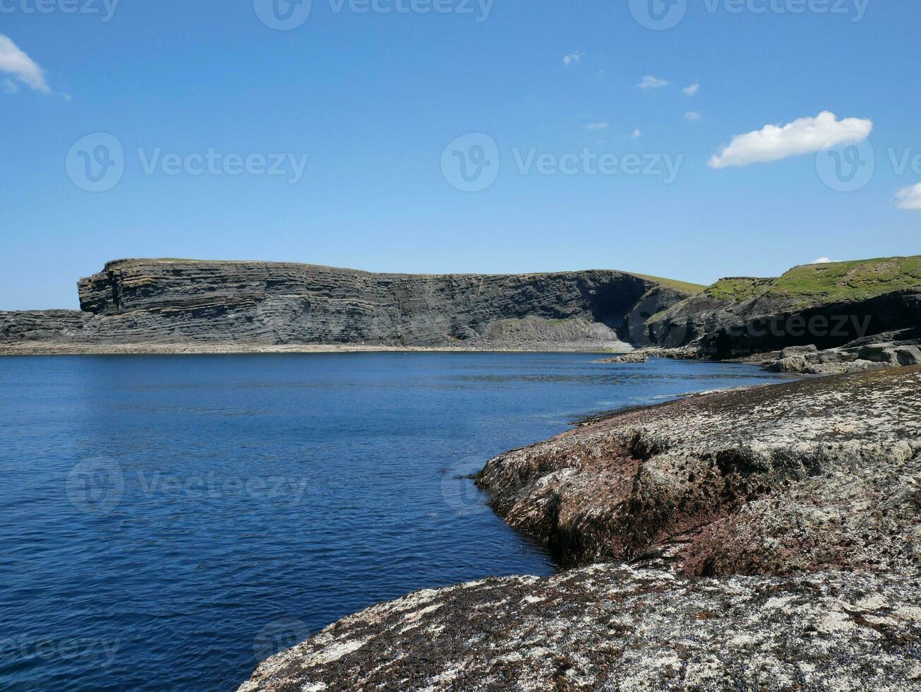 scogliere e atlantico oceano, nuvole, rocce e laguna, bellezza nel natura. vacanza viaggio rilassamento sfondo foto