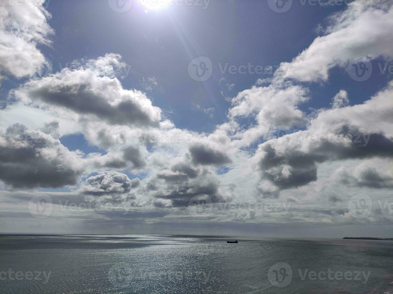 carico nave nel il Aperto mare. bianca nuvole e mare sfondo foto