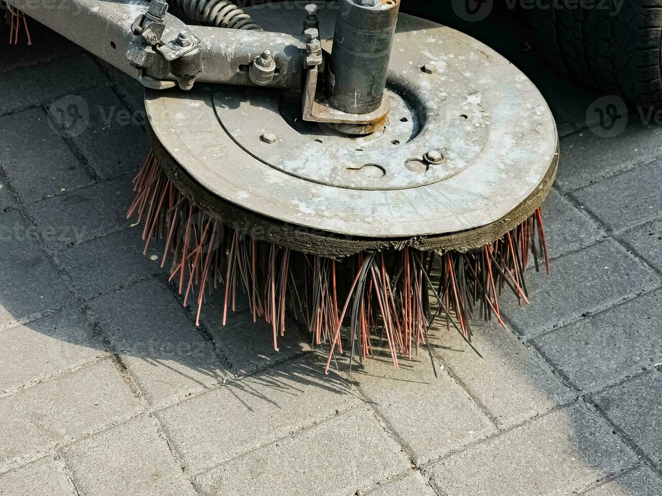 scopa di strada spazzatrice auto macchina avvicinamento. concetto pulito strade a partire dal detriti. foto