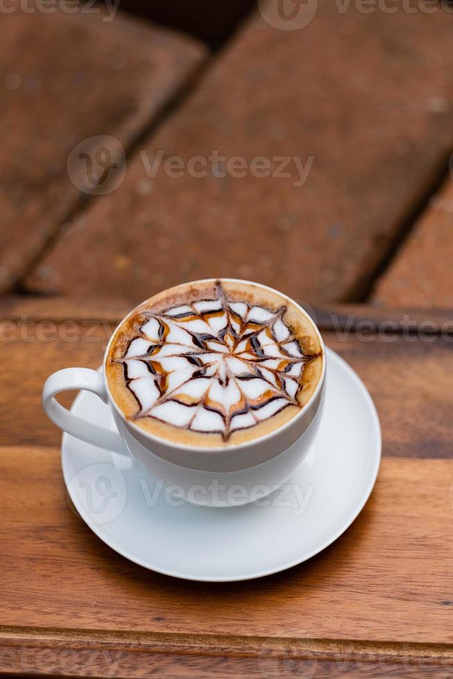 caffè caldo latte art sul tavolo di legno, tempo di relax relax foto