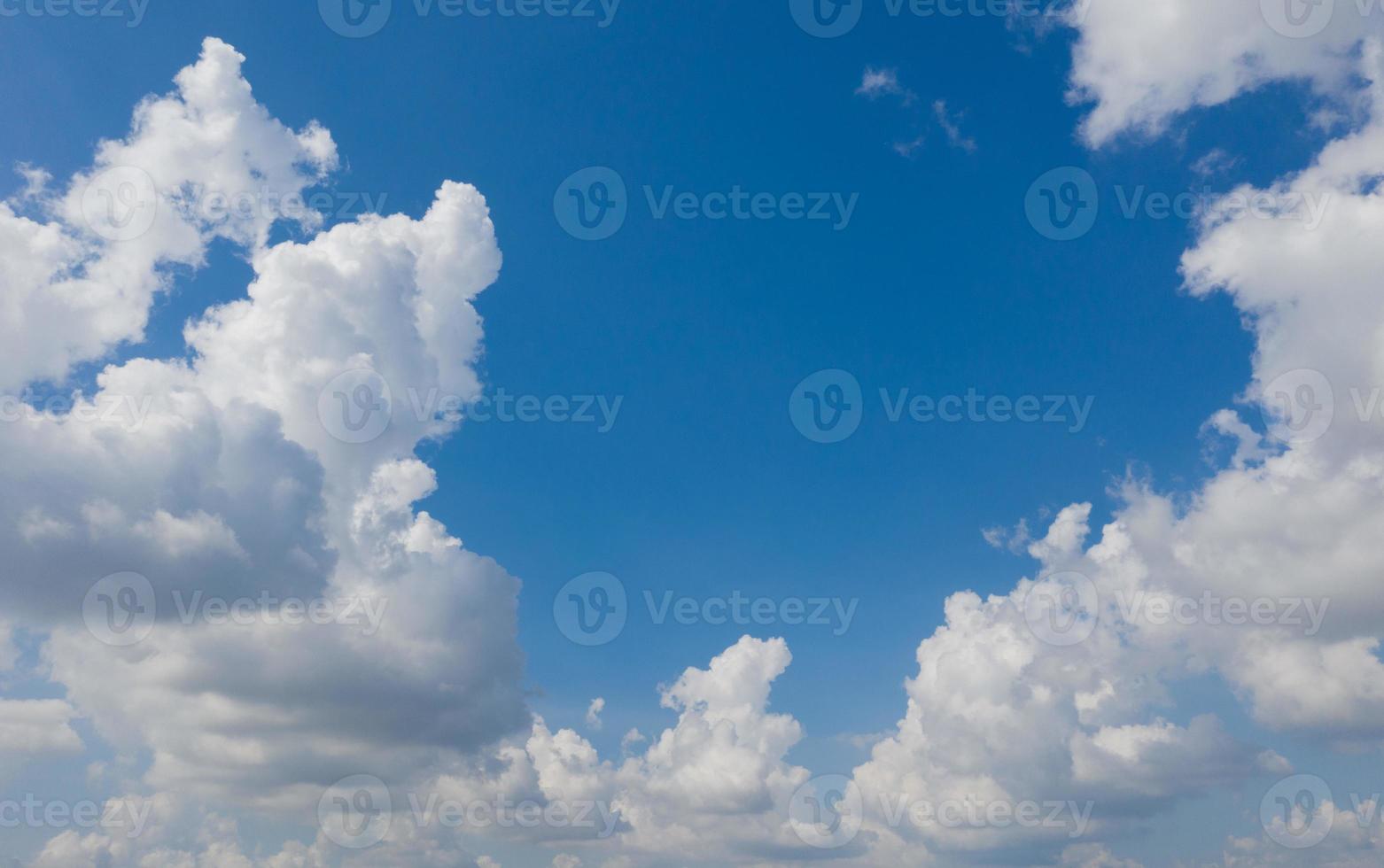 cielo azzurro con sfondo di nuvole, ora legale, bel cielo foto