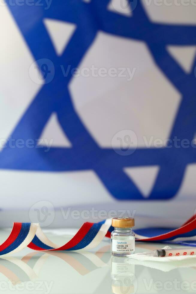 Israele e Russia bandiera con covid-19 vaccino fiala foto