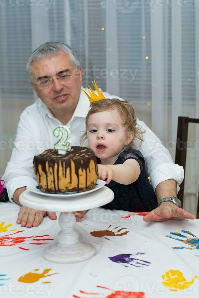 un' uomo e un' bambino con birtday torta foto