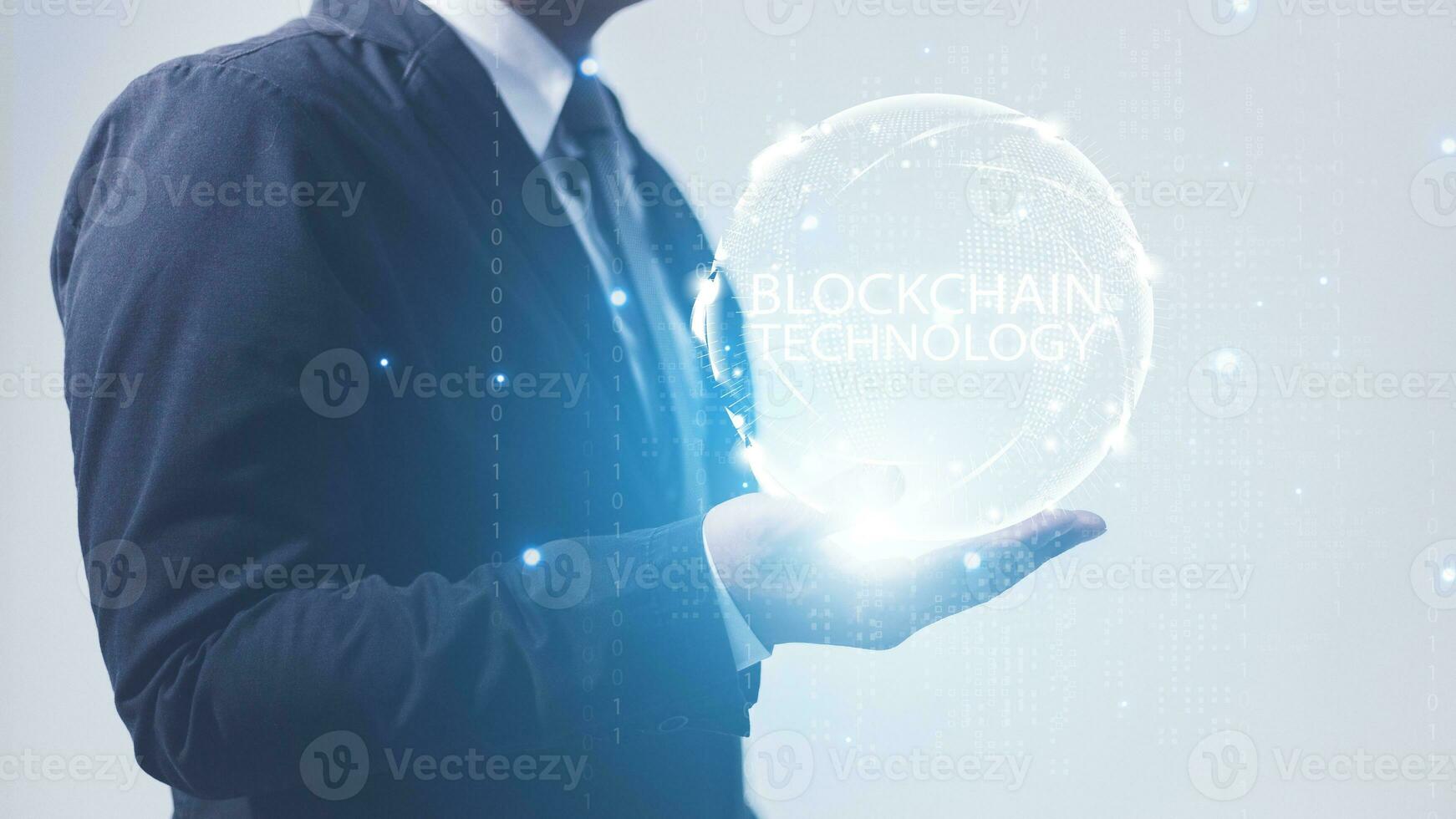 uomo d'affari Tenere globale Rete con ologramma blockchain digitale tecnologia. foto