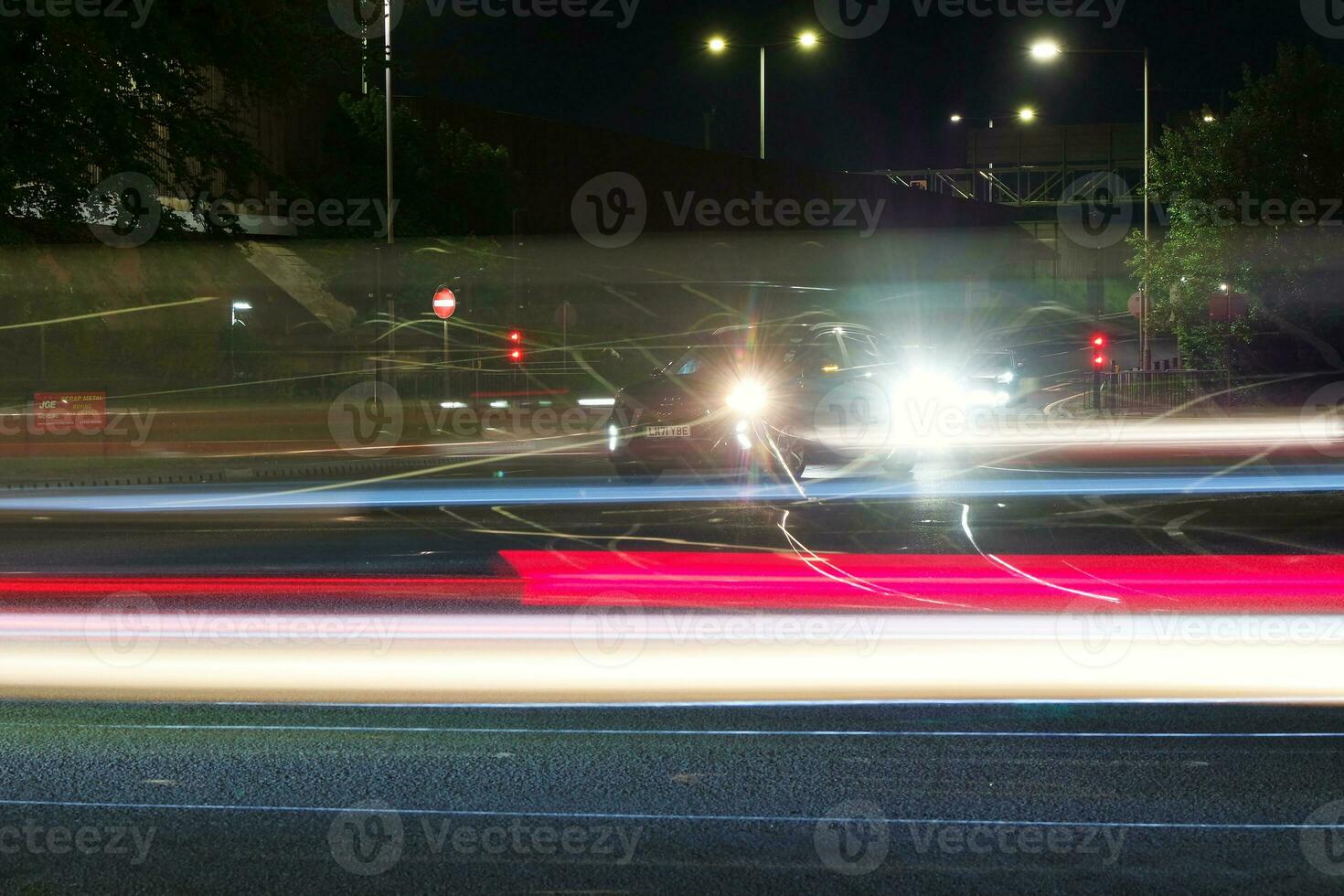 lungo esposizione città e strada metraggio di sera traffico al di sopra di luton città di Inghilterra UK. catturato su Maggio 15, 2023 foto