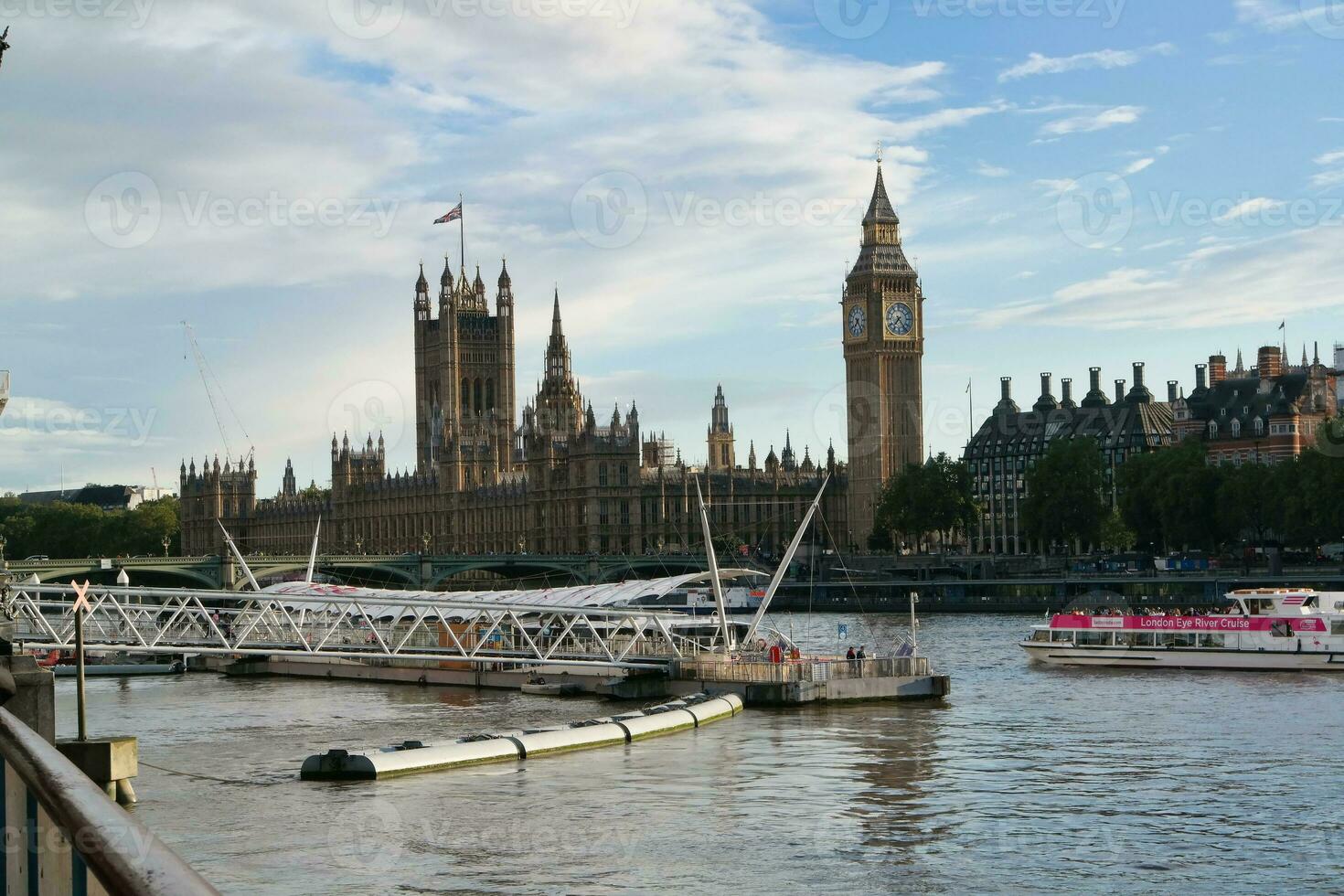 bellissimo Basso angolo Visualizza di storico grande Ben orologio Torre a partire dal fiume Tamigi e Londra occhio, Westminster centrale Londra, Inghilterra grande Gran Bretagna, UK. Immagine catturato durante nuvoloso giorno di agosto 2°, 2023 foto