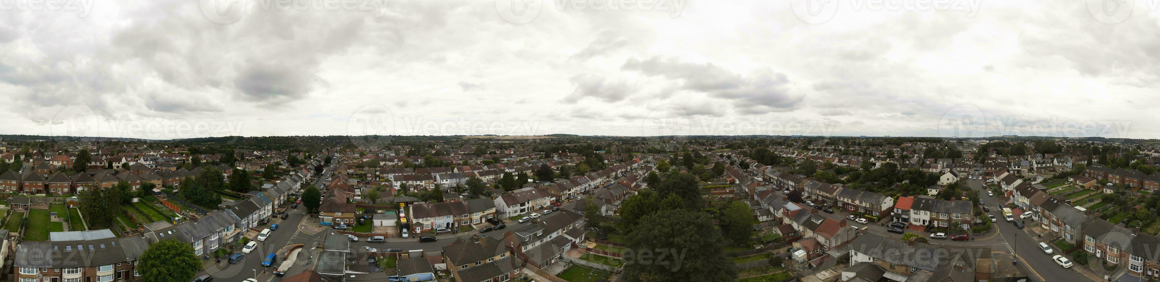 alto angolo di droni telecamera metraggio di panoramico drammatico nuvole e cielo al di sopra di il luton città di Inghilterra UK, agosto 4°, 2023 foto