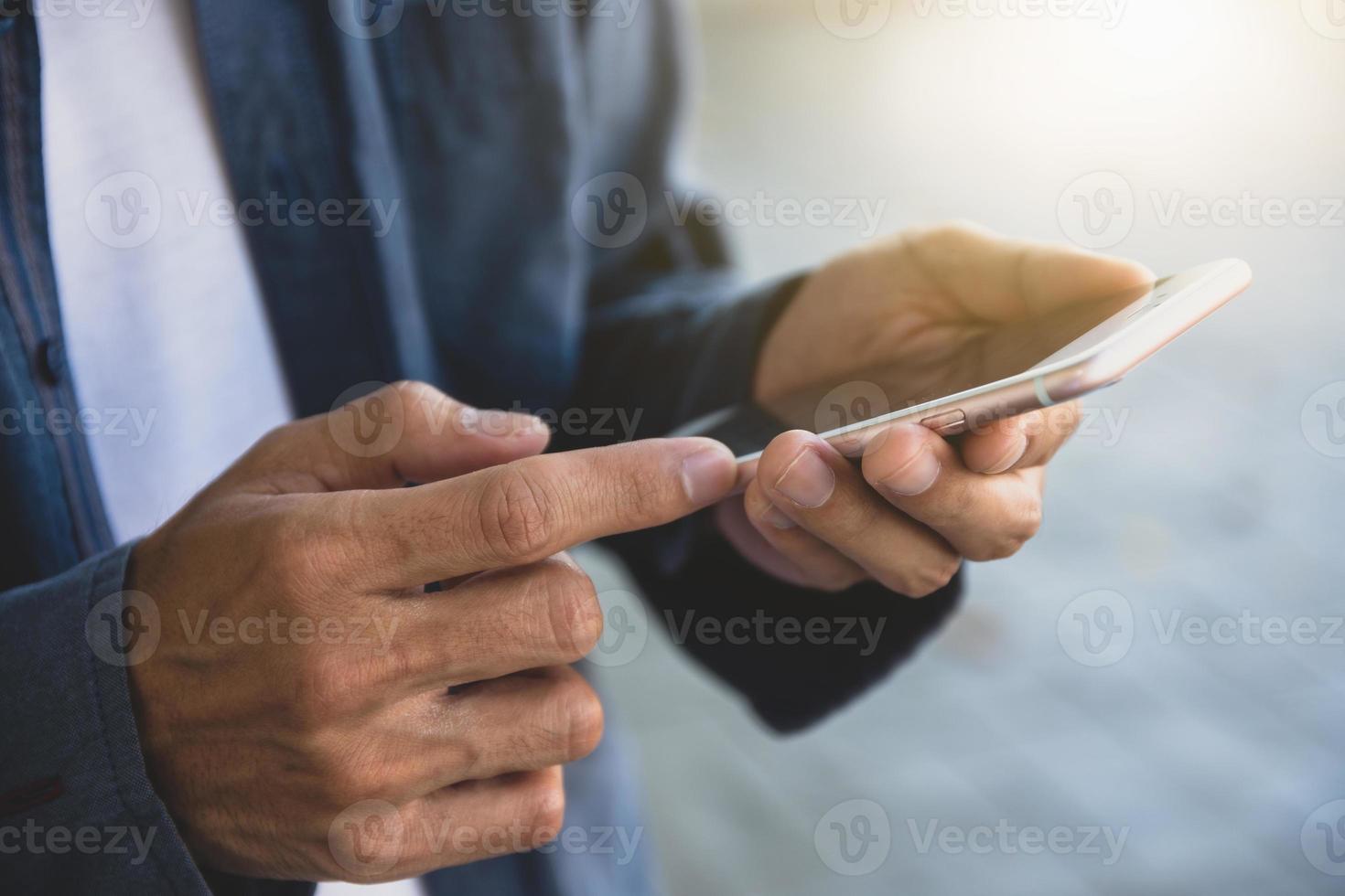 uomo che utilizza la tecnologia dello smartphone. uomo d'affari che tiene il telefono cellulare foto