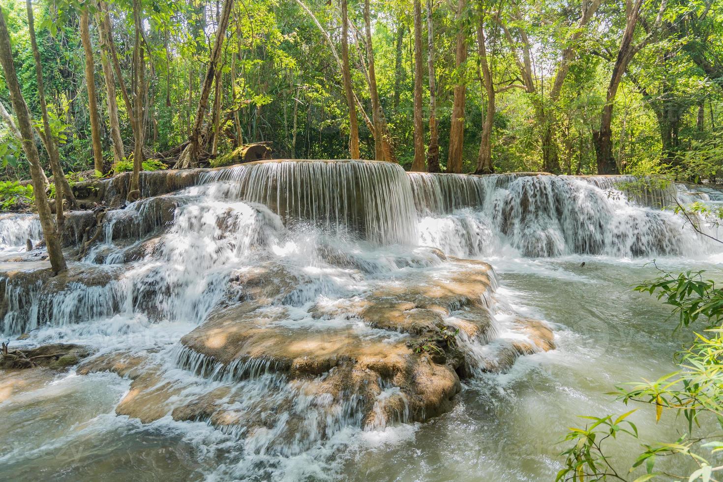 cascata huai mae khamin a kanchanaburi, thailandia, bellissima cascata foto