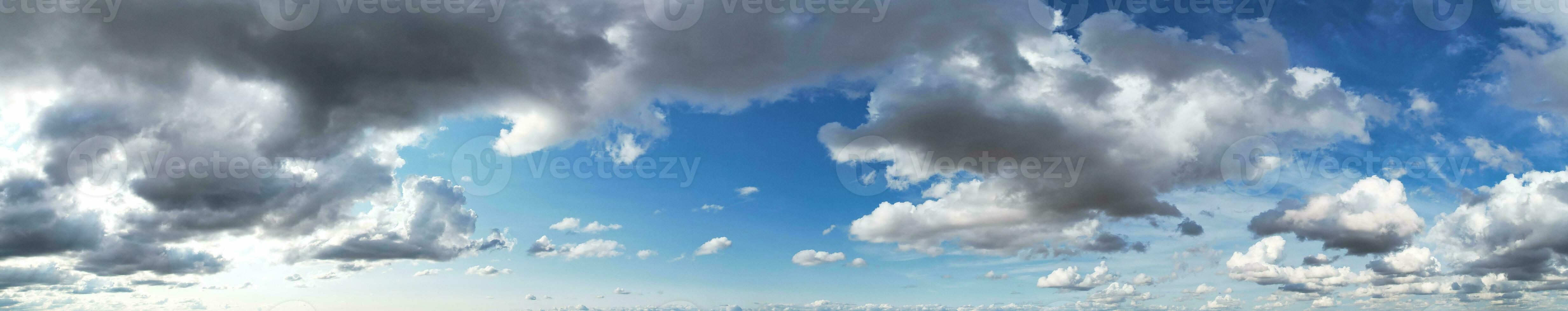 alto angolo di droni telecamera metraggio di panoramico drammatico nuvole e cielo al di sopra di il luton città di Inghilterra UK, agosto 4°, 2023 foto