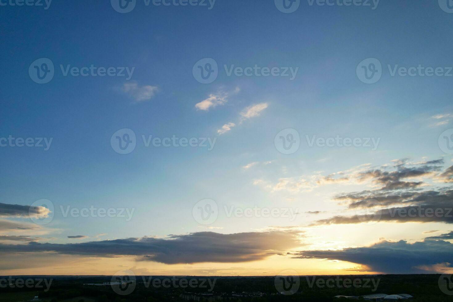 bellissimo nuvole al di sopra di luton città durante tramonto, Inghilterra UK. Maggio 11, 2023 foto