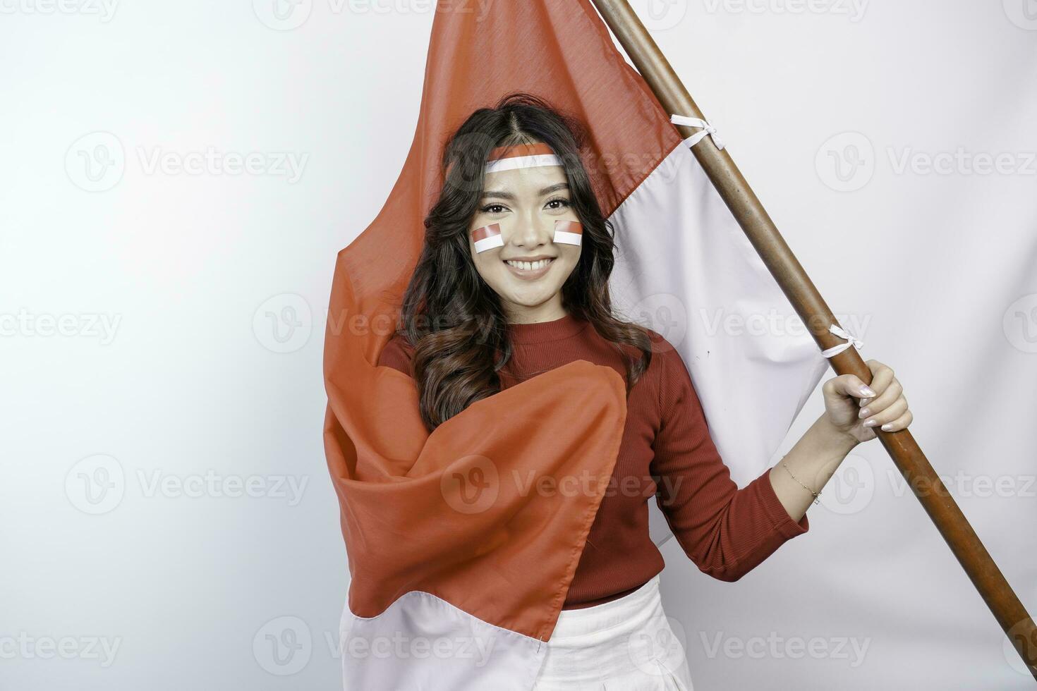 contento sorridente indonesiano donna Tenere dell'Indonesia bandiera per celebrare Indonesia indipendenza giorno isolato al di sopra di bianca sfondo. foto