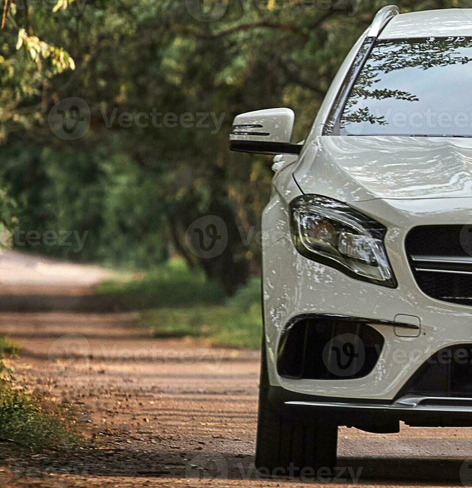 moderno bianca auto guida nel il parco sfondo, lusso città auto sfondo foto