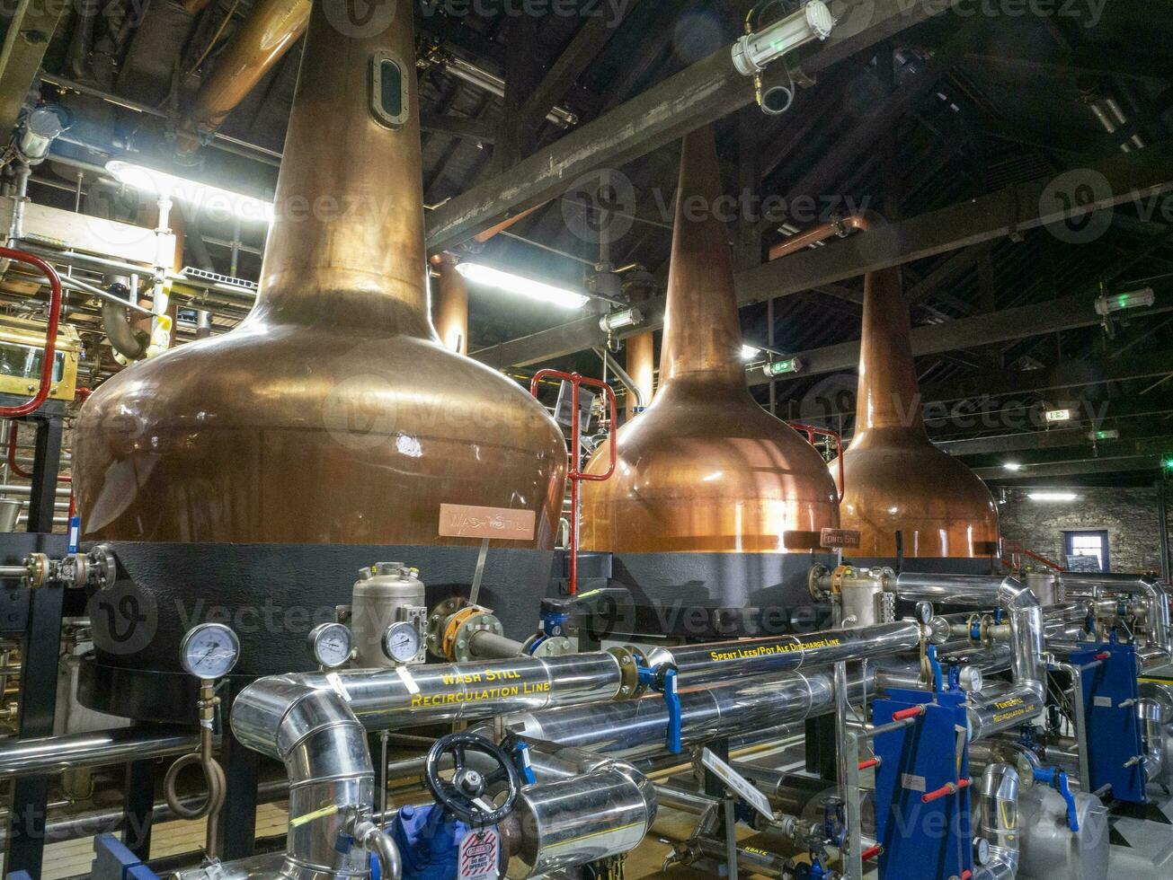 industriale whisky distillatore costruzione, alcool produzione fabbrica interno sfondo foto