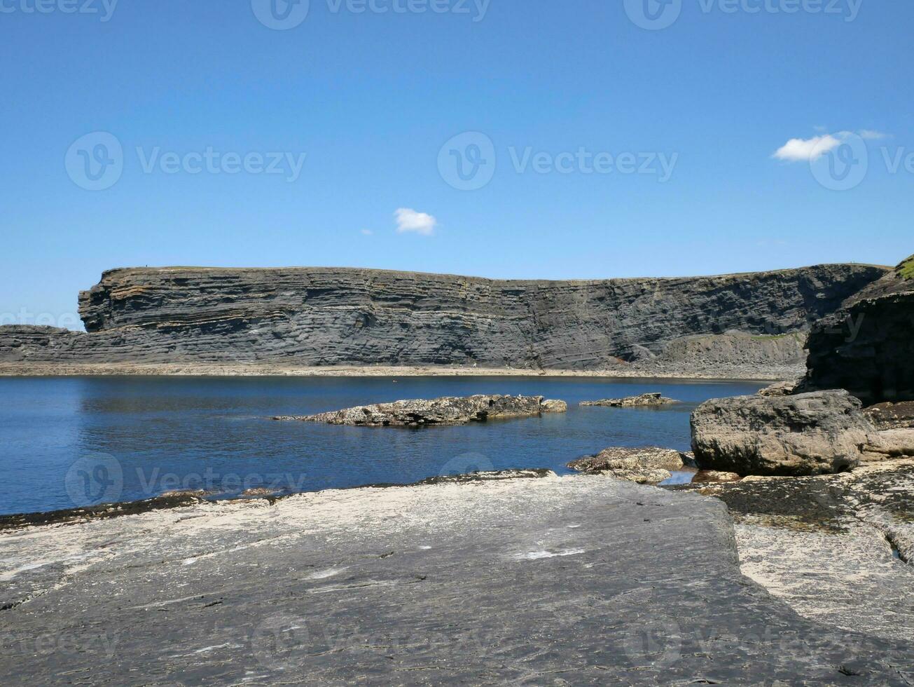 scogliere e atlantico oceano, nuvole, rocce e laguna, bellezza nel natura. vacanza viaggio rilassamento sfondo foto