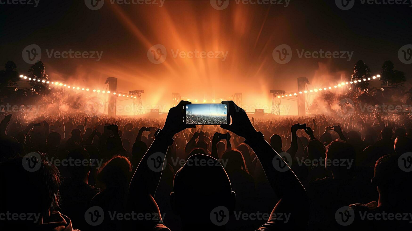 massiccio folla a musica Festival registrazione concerto su smartphone. silhouette concetto foto