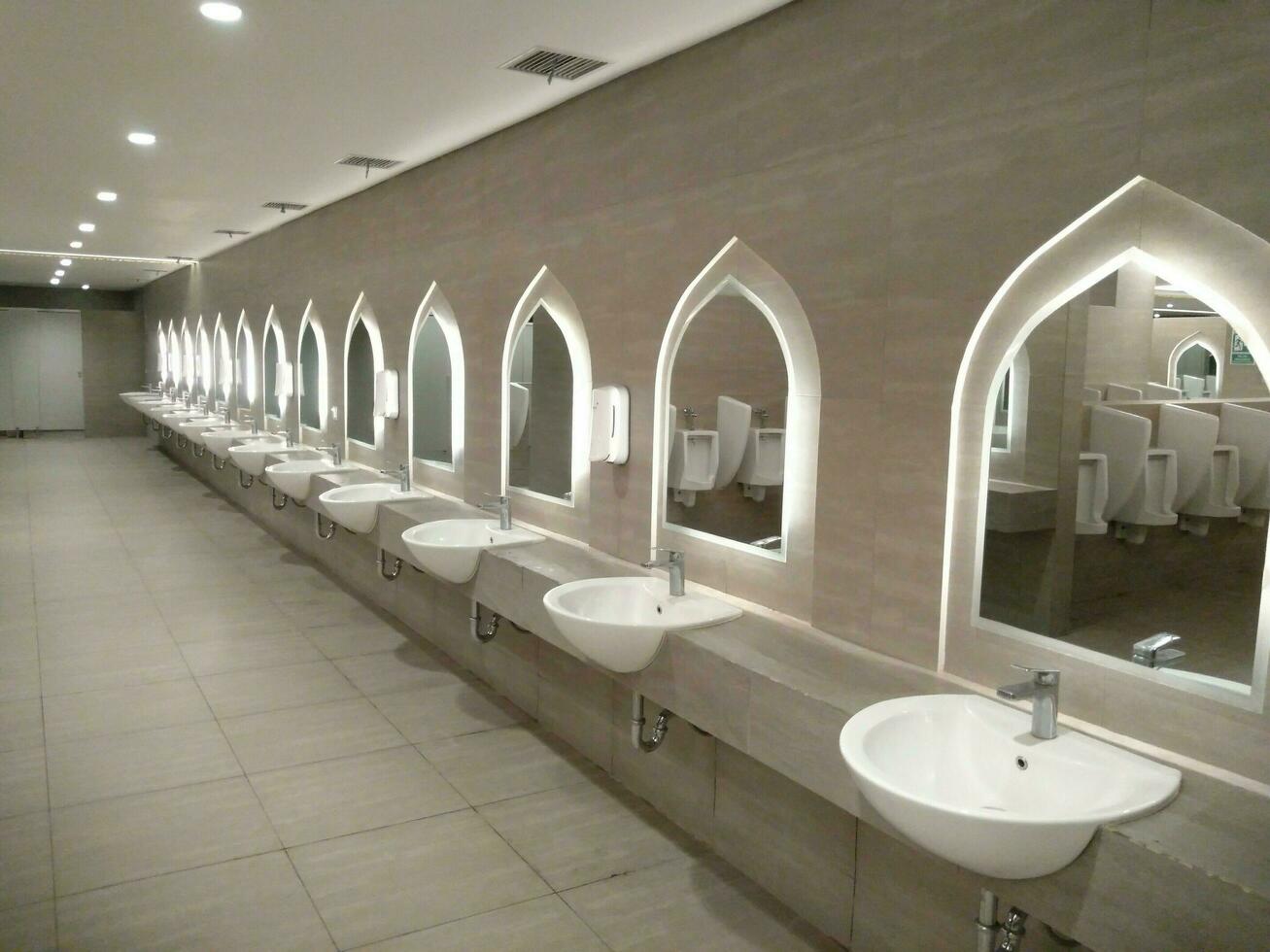 il abluzione camera nel il moschea. il wudu bagno foto