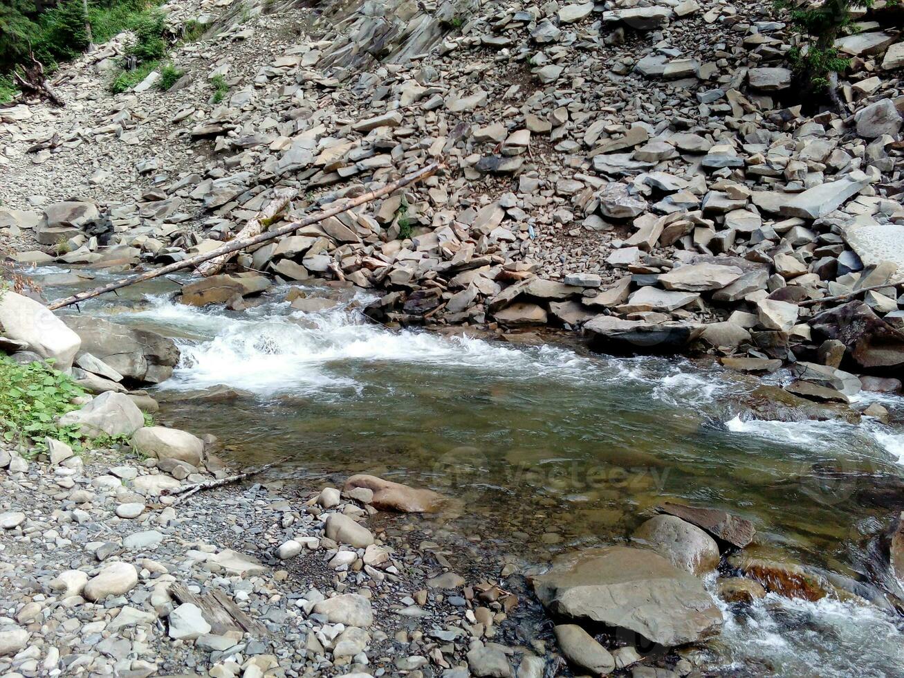 ponte al di sopra di montagna fiume foto