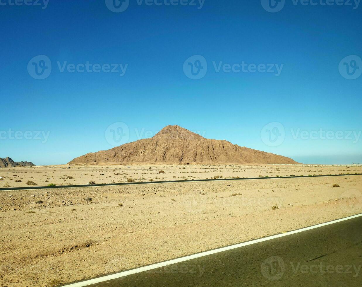 vulcano nel il deserto e un' strada foto