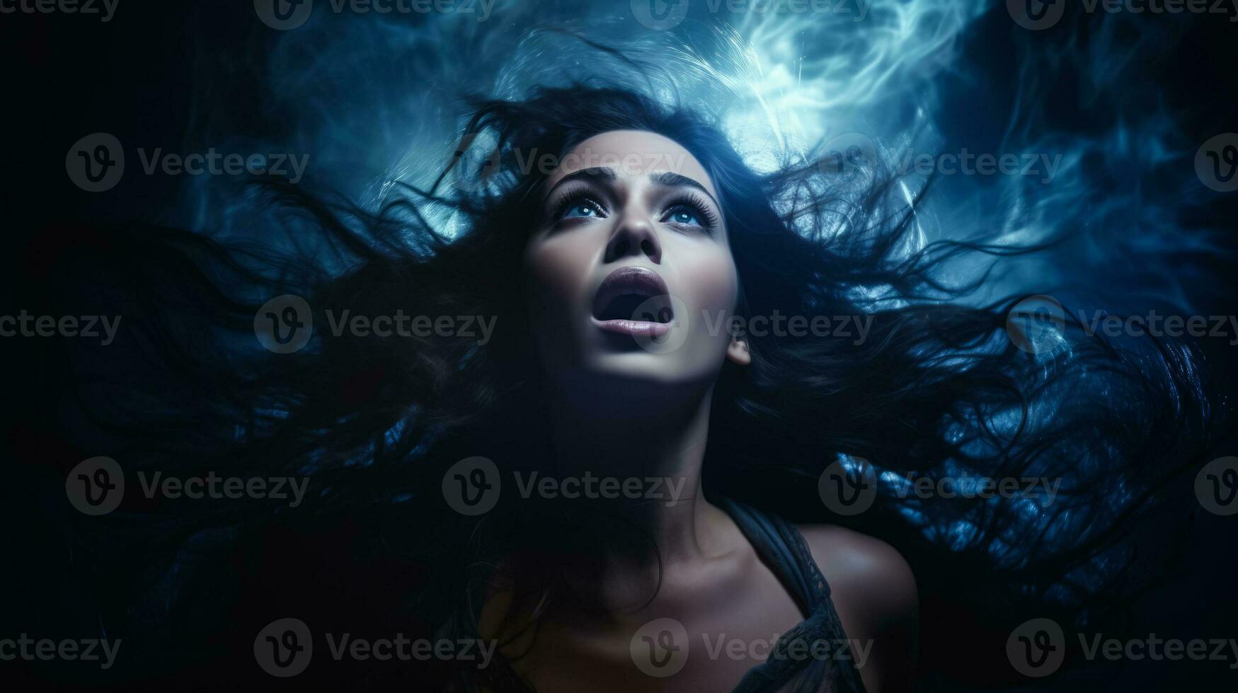 mistico scioccato volante donna viso su buio sfondo con un' posto per testo foto
