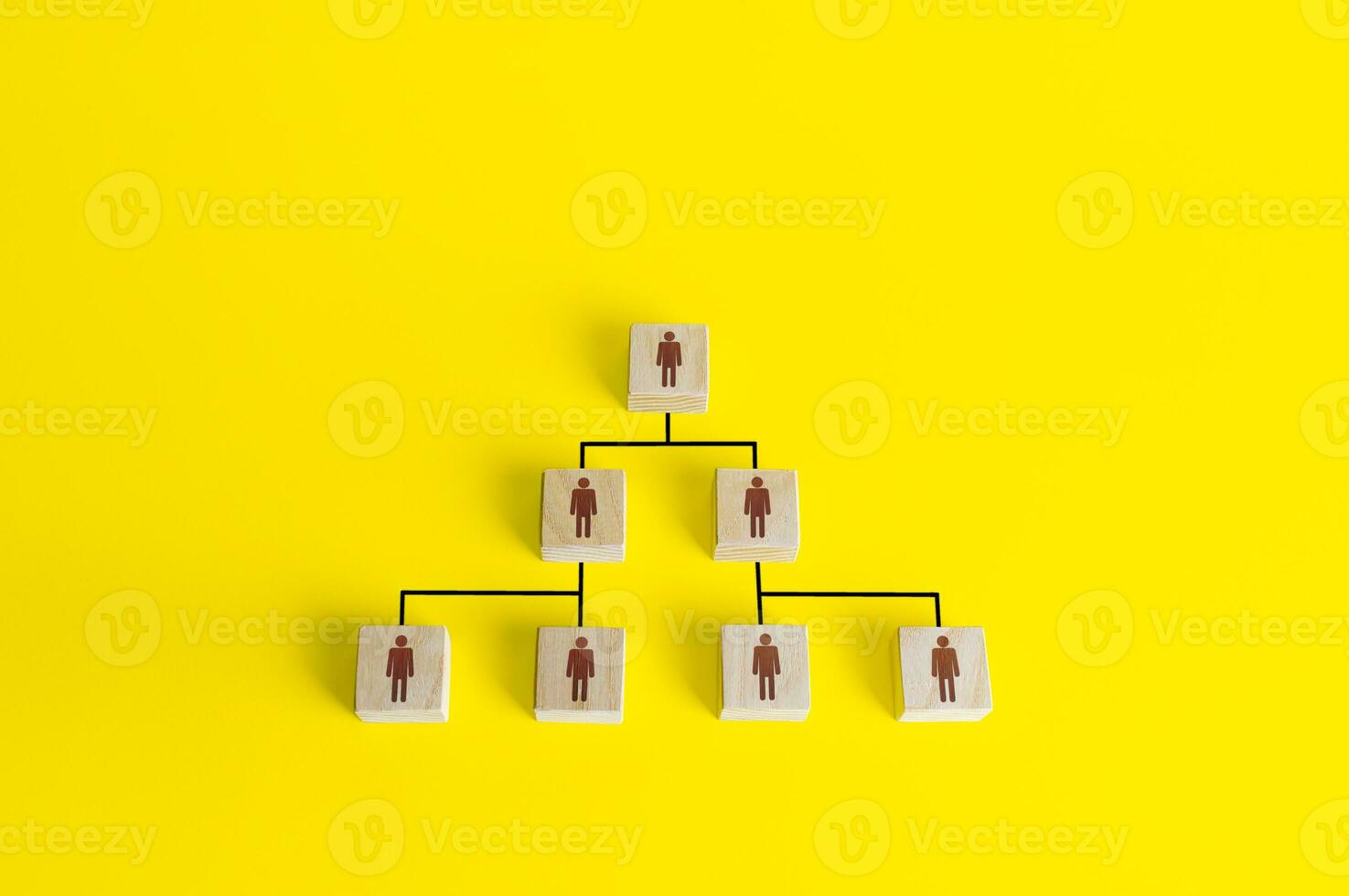 idealizzato azienda gerarchico piramide organizzativa grafico di blocchi. classico conformismo sistema di il capo-subordinato. efficace organizzazione di attività commerciale e pubblico organizzazioni e istituzioni foto