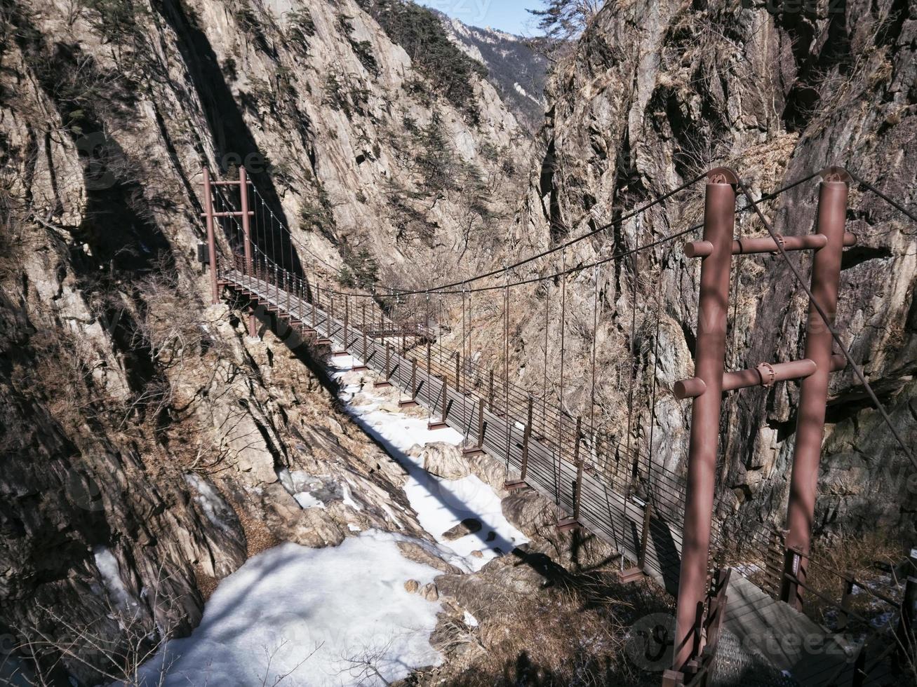 ponte sospeso nelle bellissime montagne seoraksan. vista dall'alto foto