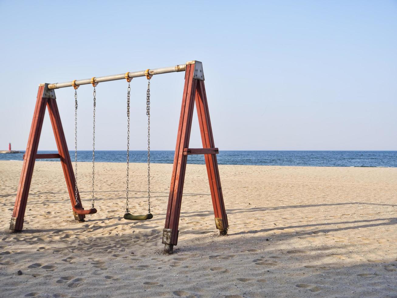 altalene sulla spiaggia della città di yangyang, corea del sud foto