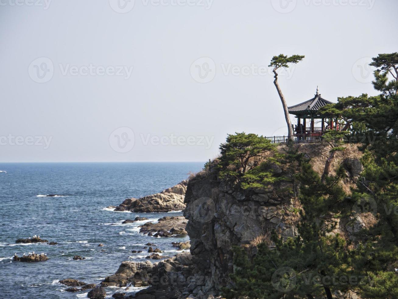 bellissima scogliera sul mare nel tempio naksansa, corea del sud foto
