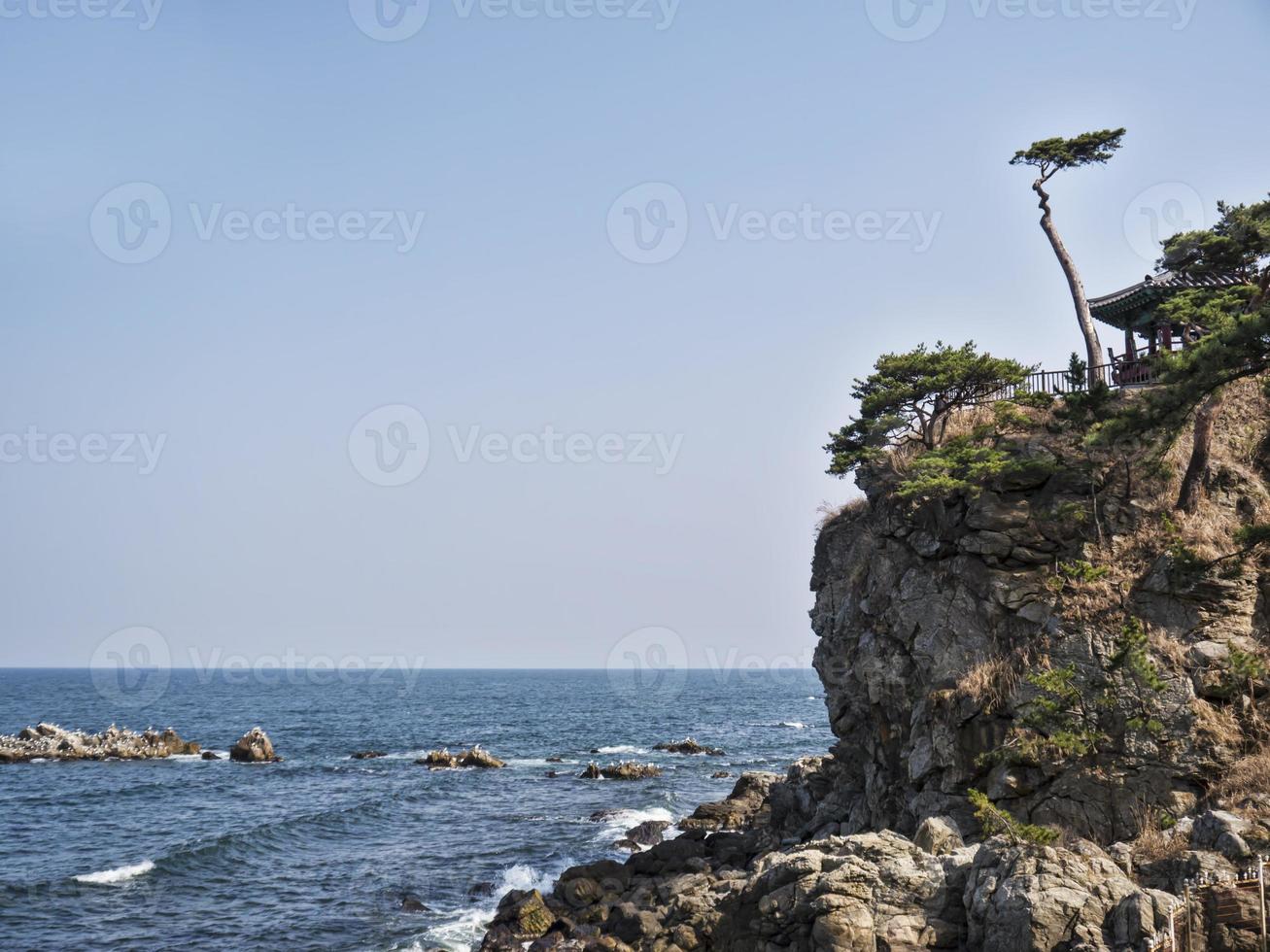 bellissima scogliera sul mare nel tempio naksansa, corea del sud foto