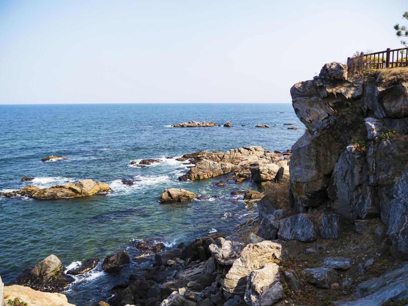 bellissima scogliera sul mare nel tempio naksansa, corea del sud foto