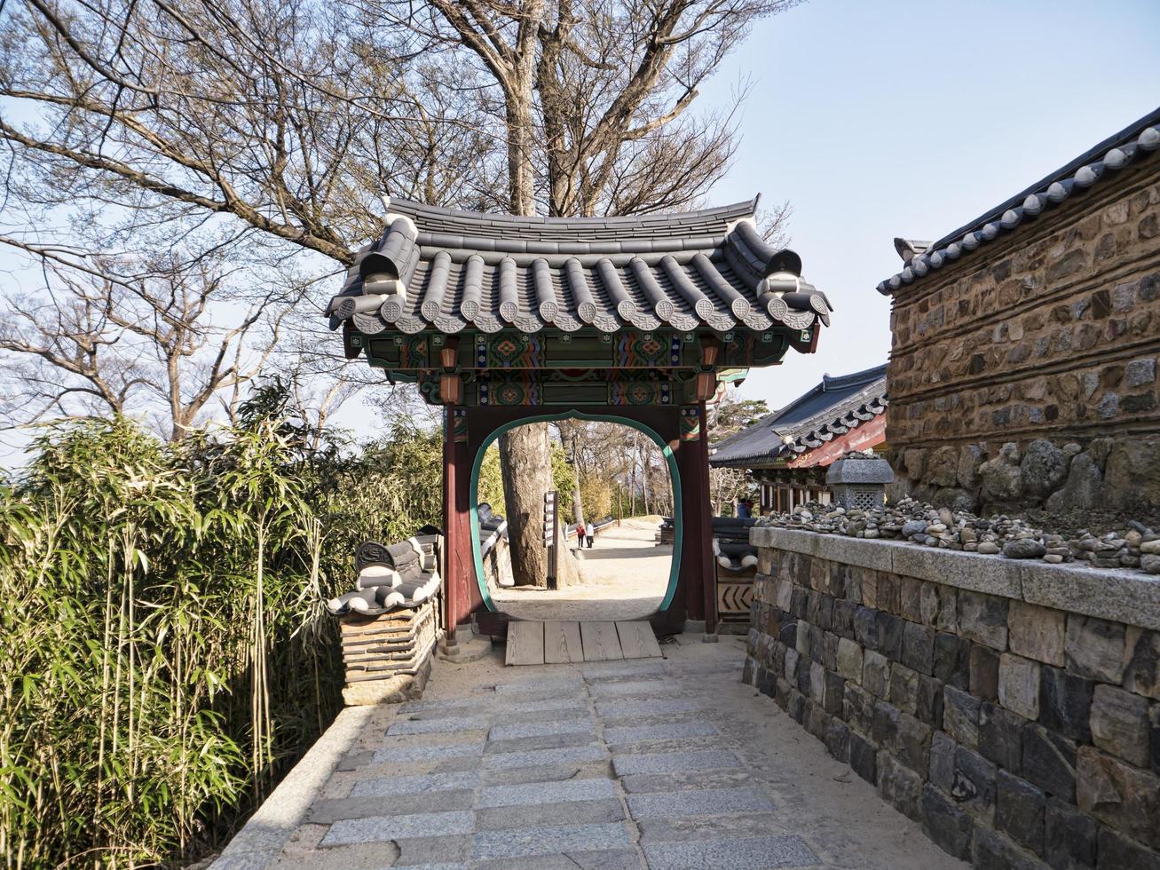 bellissimo arco tradizionale nel tempio naksansa, corea del sud foto