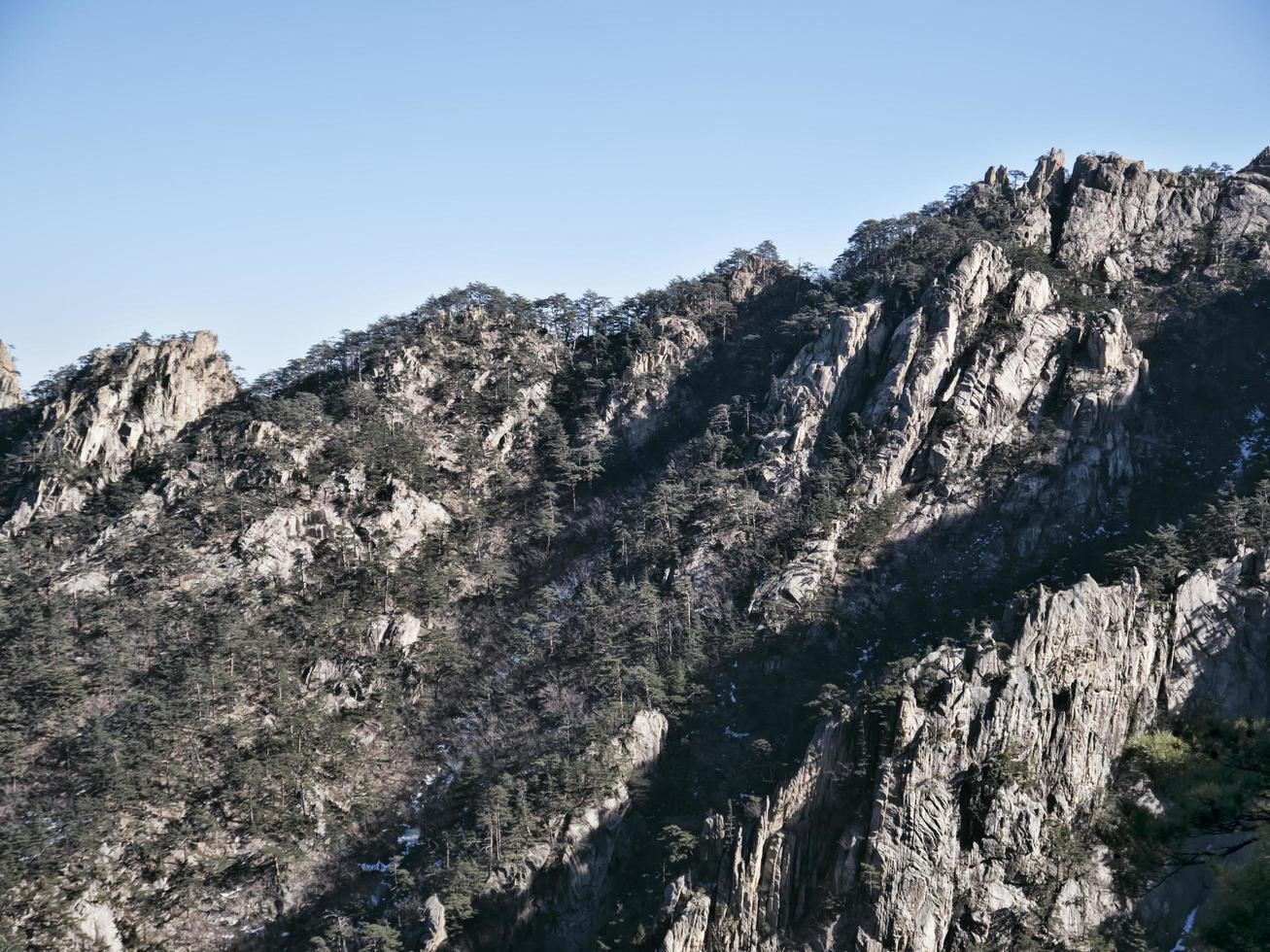 bellissimo panorama di montagna nel parco nazionale di seoraksan, corea del sud foto