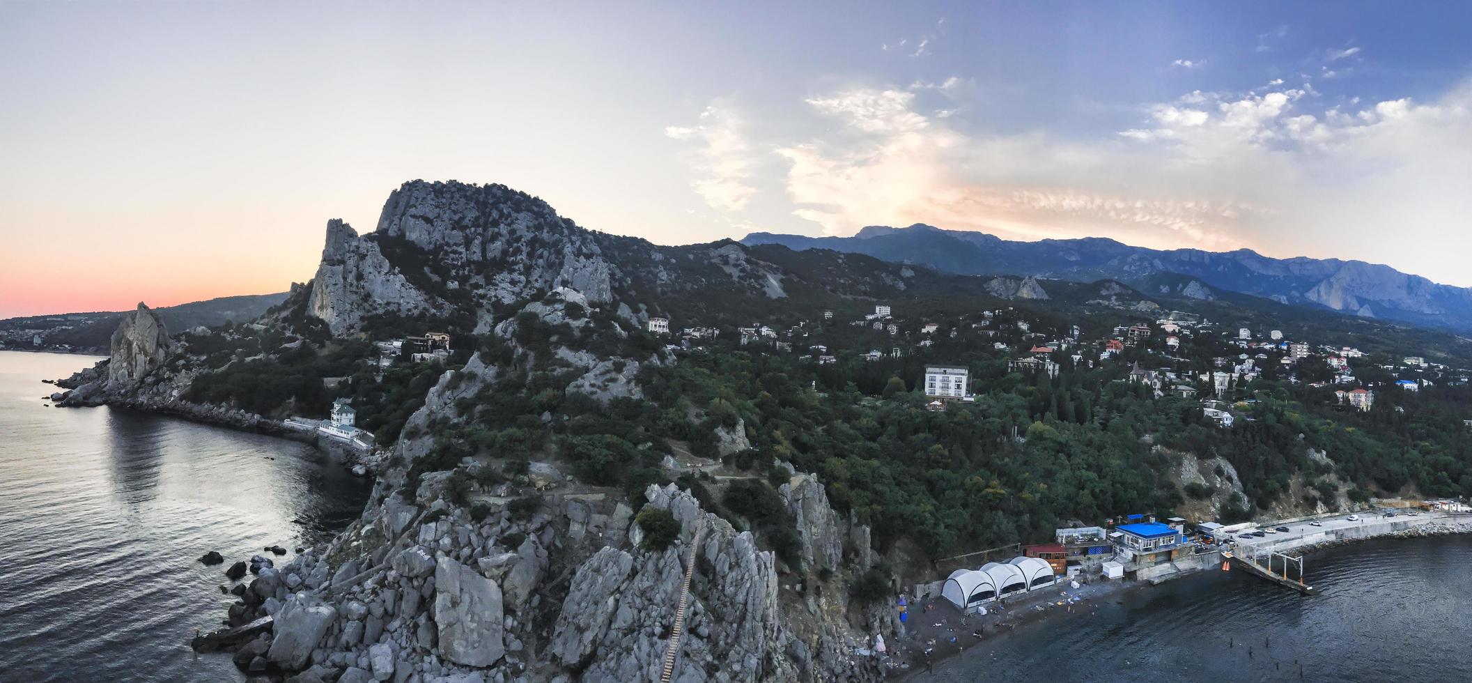 panorama. bella roccia vicino al mar nero. Crimea foto