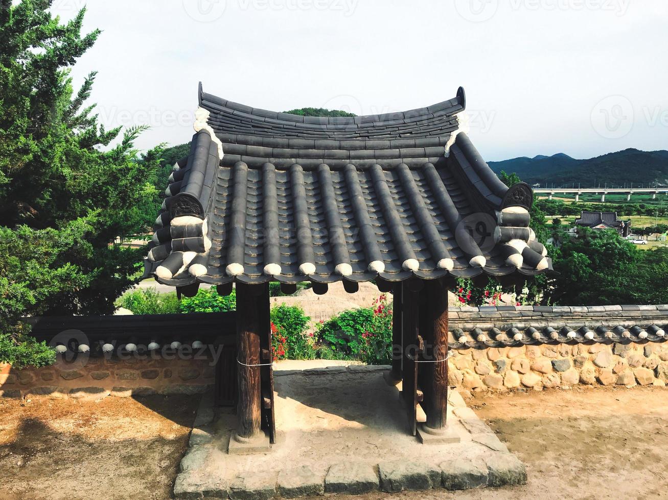 bellissimo arco tradizionale nel tempio naksansa, corea del sud foto
