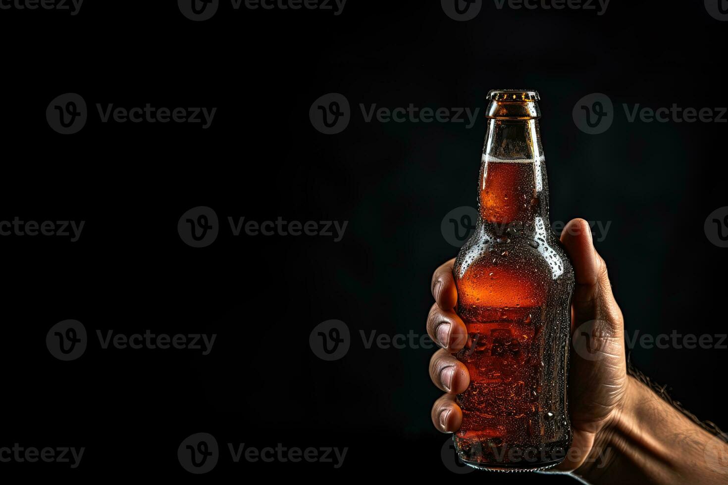 un' maschio mano Tenere su un' bottiglia di birra isolato su un' nero sfondo con copia spazio. ai generato foto