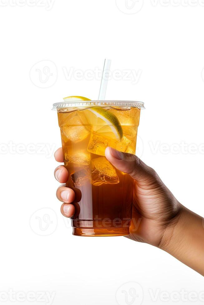 un' mano Tenere porta via plastica tazza di delizioso ghiacciato Limone tè isolato su bianca sfondo. ai generato foto