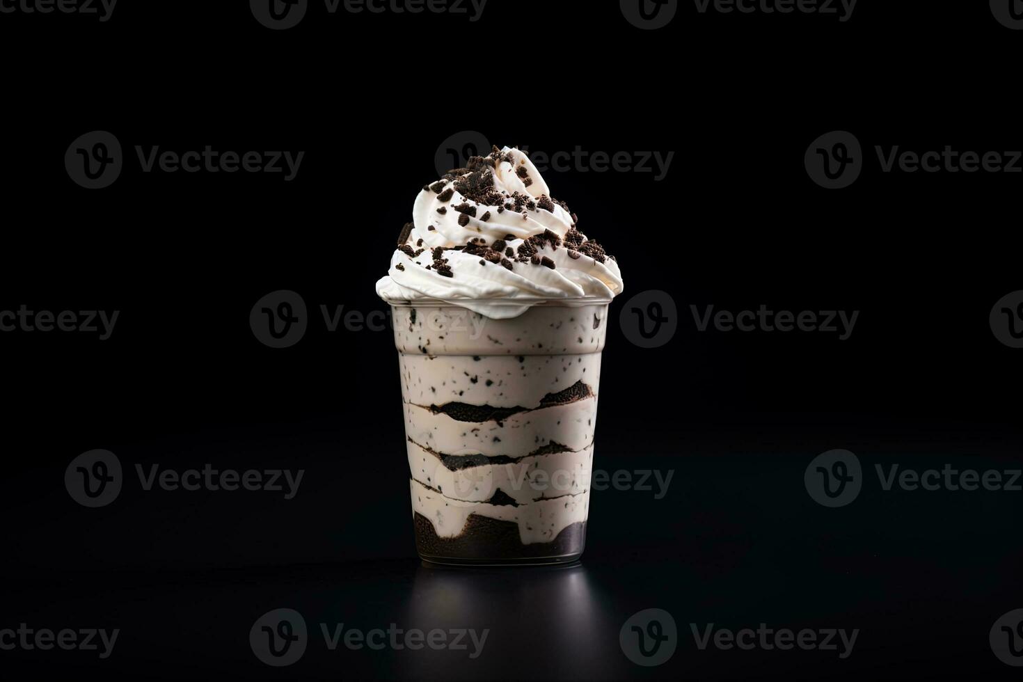 biscotti e crema frappè nel un' porta via tazza isolato su buio sfondo. ai generato foto