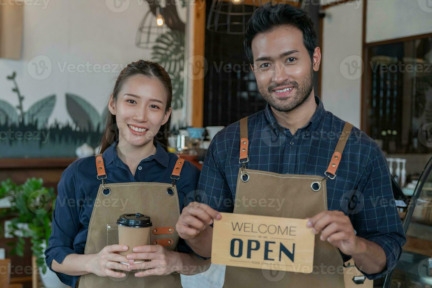 Asia coppia proprietario mostrare cartello Aperto su il primo giorno di attività commerciale. garanzie sicurezza, pulizia, Aperto il caffè negozio. Aperto per nuovo normale. piccolo attività commerciale, Benvenuto, ristorante, casa fatto, famiglia foto