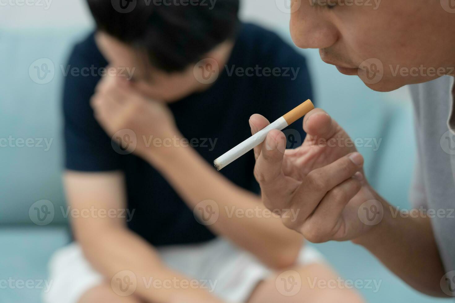 no Fumo. uomo copertina naso dovuto per sigaretta Fumo odore, rifiutare, rifiutare, rompere, dire No, smettere fumo per Salute. mondo tabacco giorno. droghe, polmone cancro, enfisema , polmonare patologia, narcotico, nicotina foto