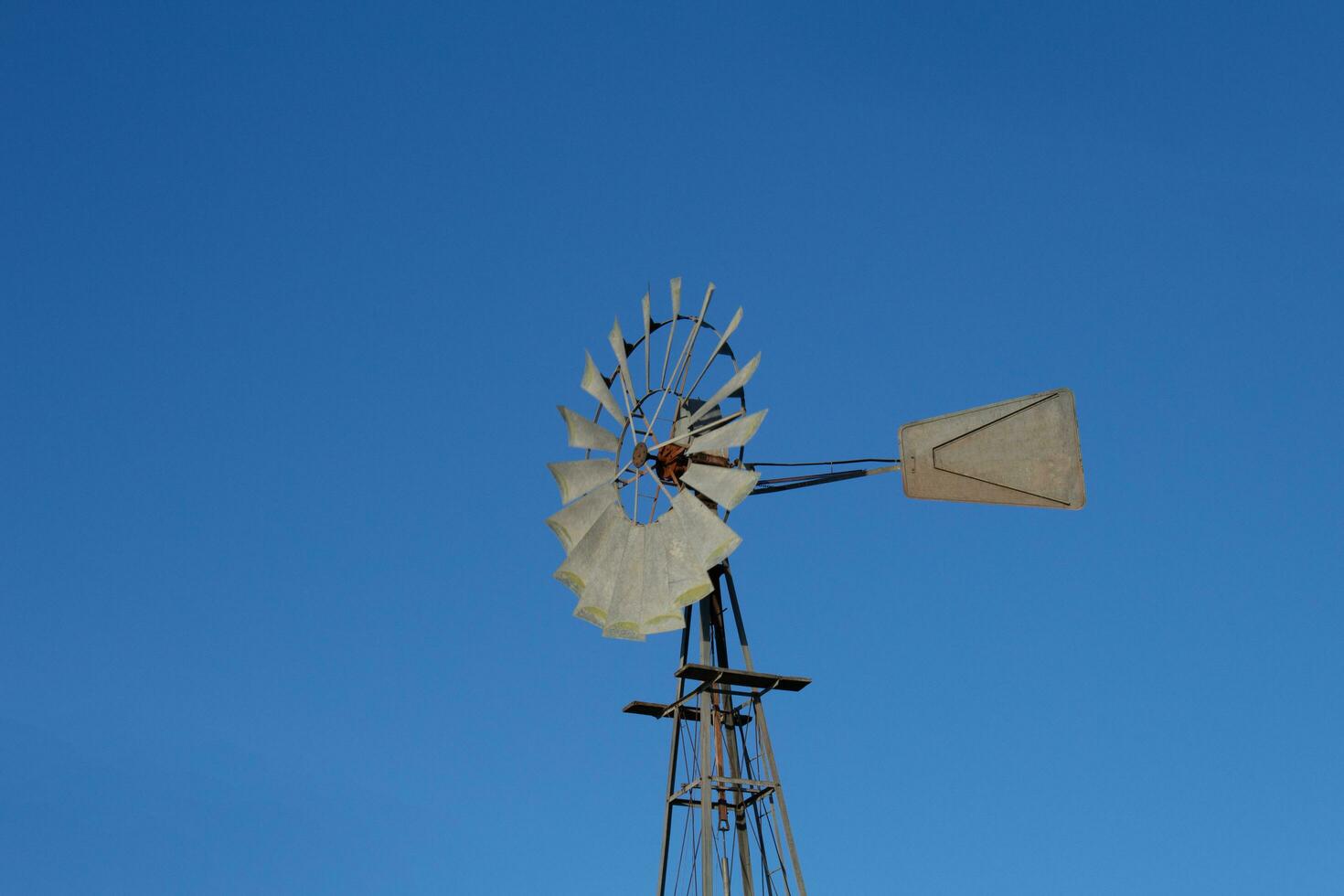 un' mulino a vento nel il argentino campagna foto