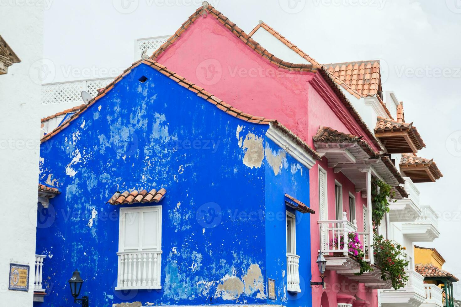 bellissimo coloniale strada di cartagena de indie. facciata di il antico case nel cartagena de indie foto