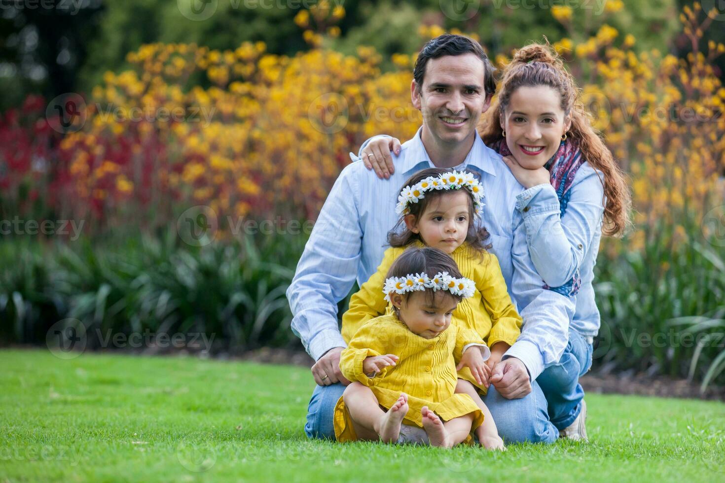 famiglia di quattro avendo divertimento all'aperto nel un' bellissimo soleggiato giorno a il parco. felicità concetto. famiglia concetto. foto