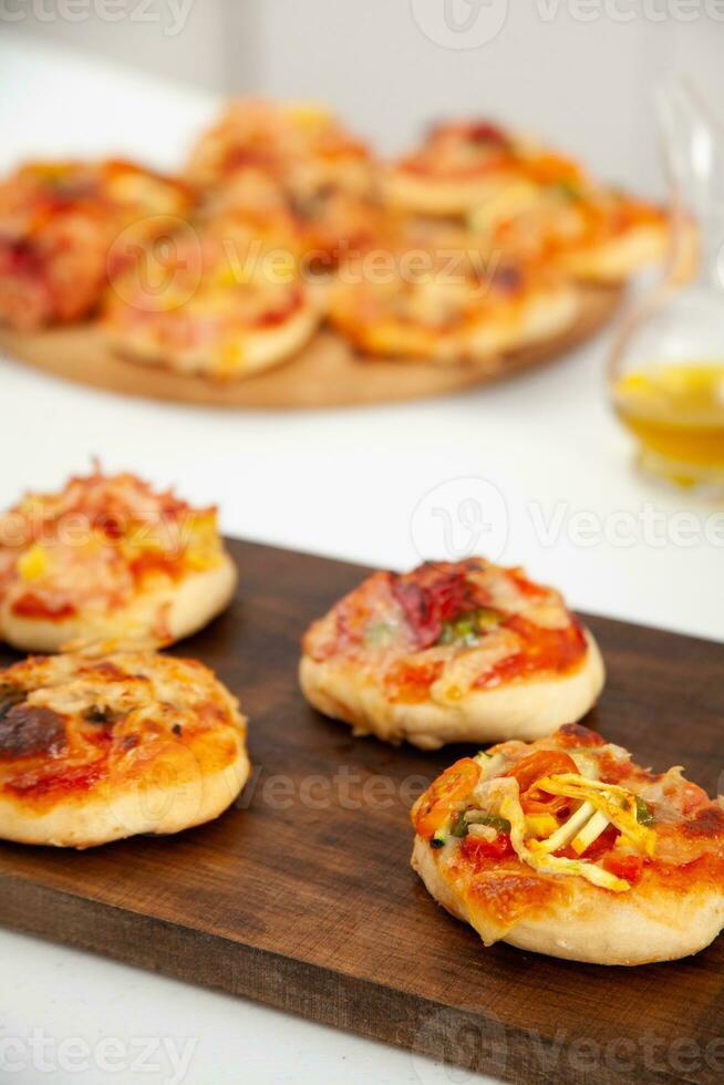 delizioso appena al forno fatti in casa mini pizze. vegetariano Pizza. foto