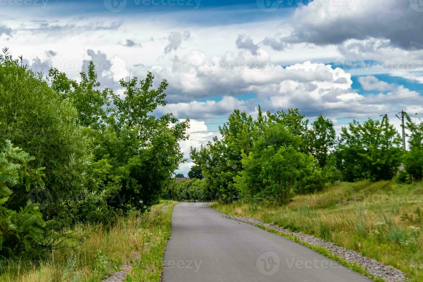 bella strada asfaltata vuota in campagna su sfondo colorato foto