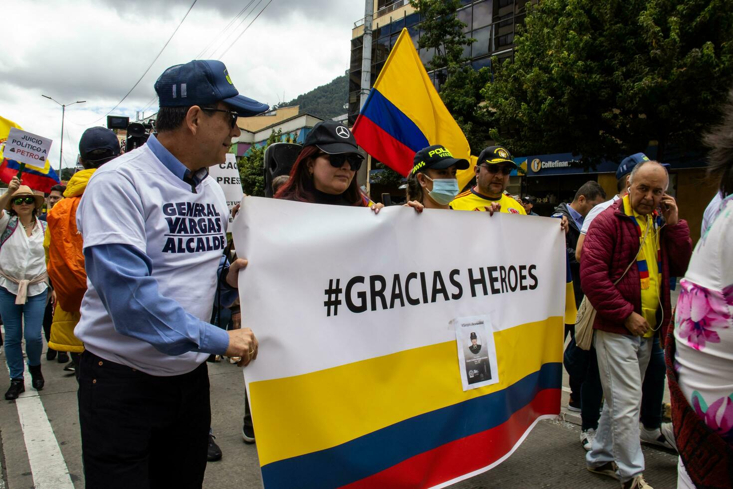 bogotà, Colombia, 16 agosto 2023. generale jorge luis vargas a il marzo chiede per gustavo petro incriminazione. tranquillo, calmo protesta. la marcha de la maioria. foto