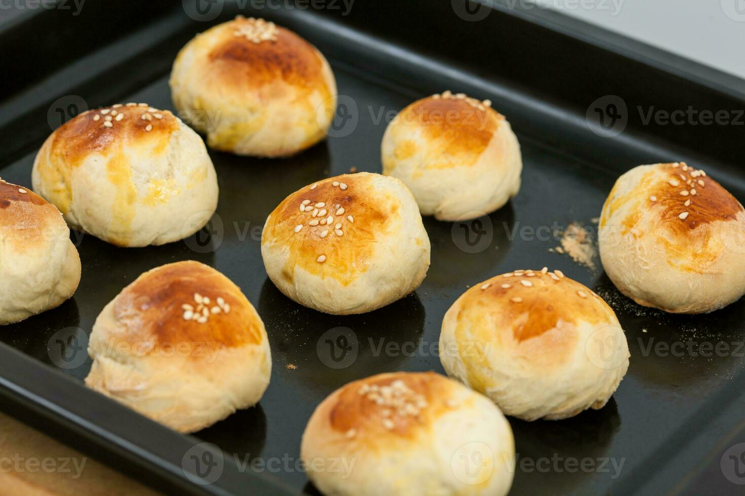 appena al forno piccolo pane panini per mini hamburger. passo di passo preparazione di mini hamburger. fatti in casa mini hamburger per bambini o Antipasti. piccolo hamburger. foto