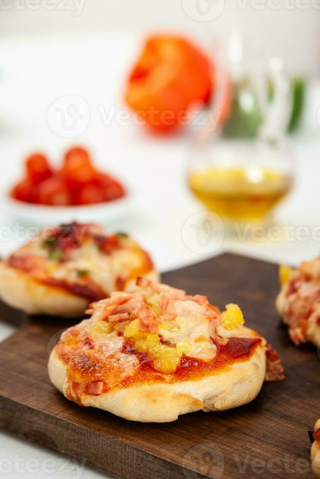 delizioso appena al forno fatti in casa mini pizze. hawaiano Pizza. foto