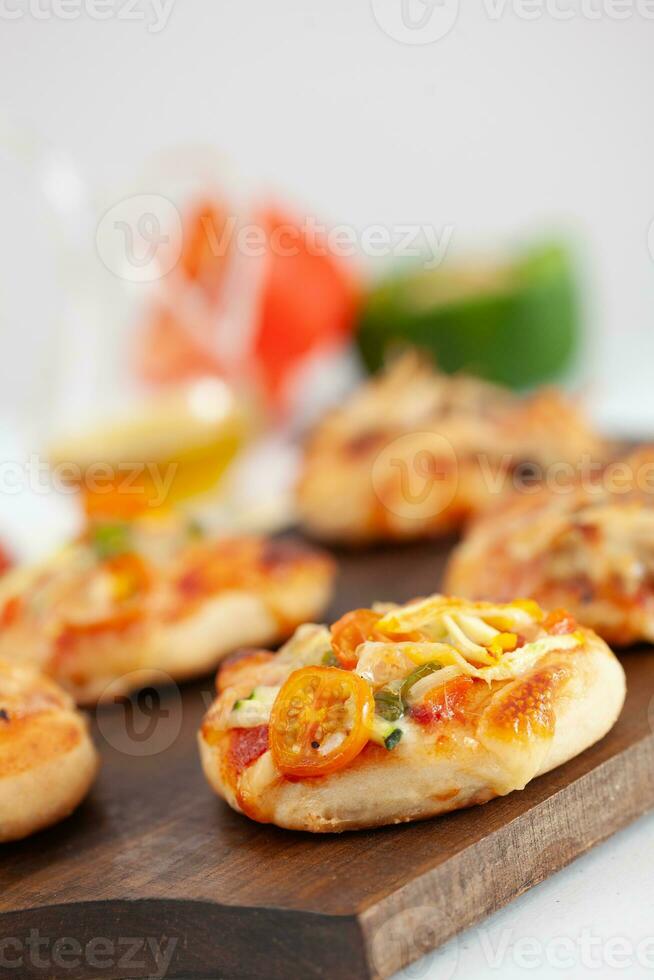 delizioso appena al forno fatti in casa mini pizze. foto