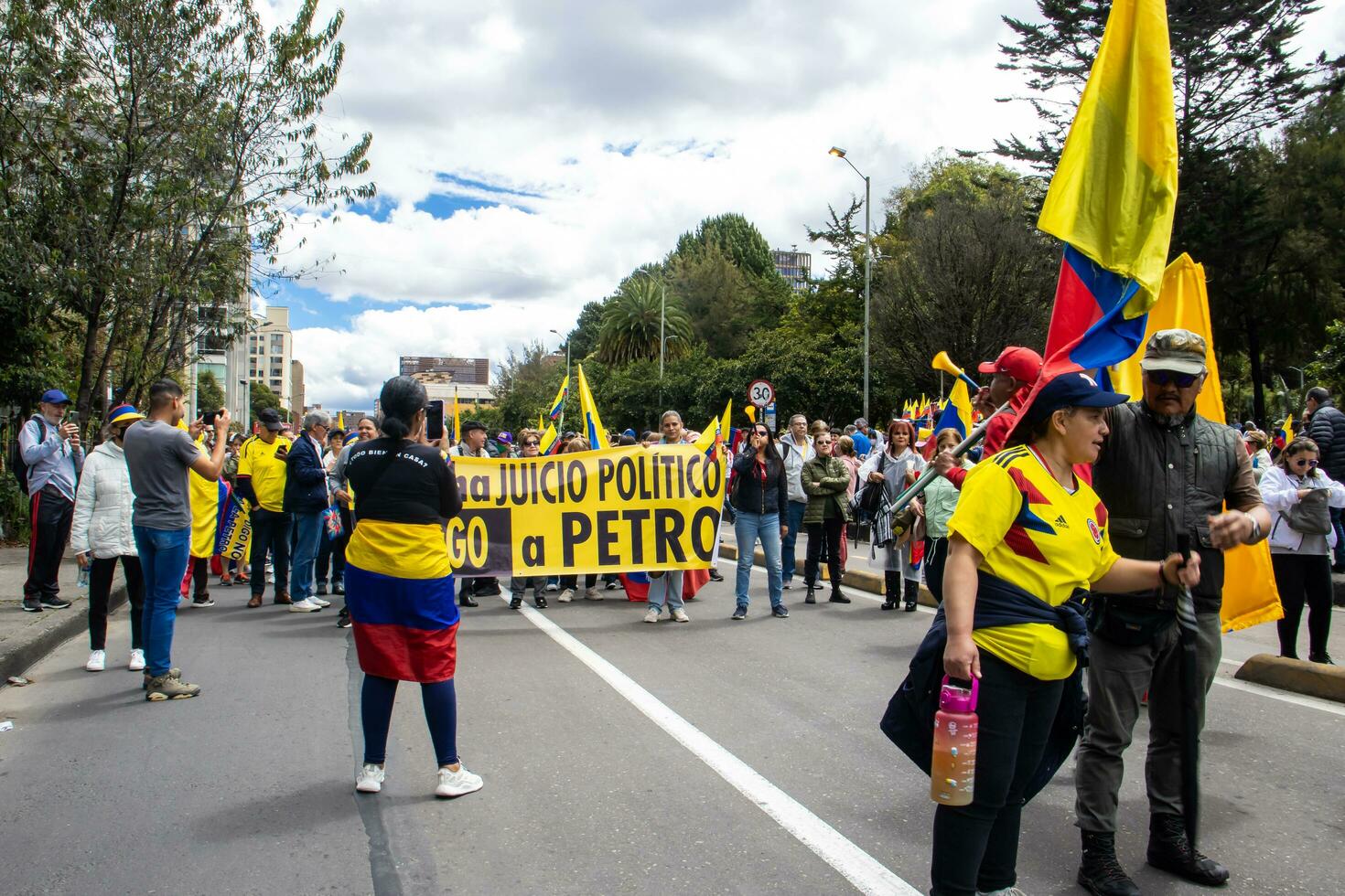 bogotà, Colombia, 16 agosto 2023. marzo chiede per gustavo petro incriminazione. tranquillo, calmo protesta marzo nel bogotà Colombia contro il governo di gustavo petro chiamato la marcha de la maioria. foto